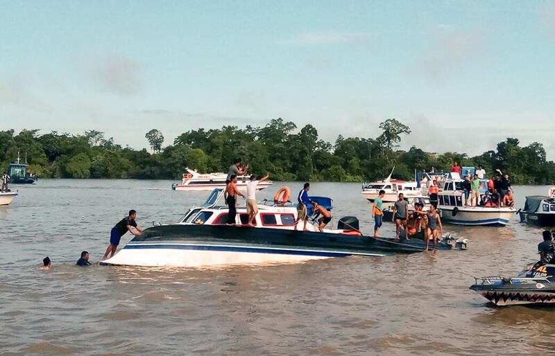 Rescuers work at the site of where a ferry carrying some 45 people capsized at Tanjung Selor, North Kalimantan on January 1, 2018.
At least eight people died and several others remain missing after the passenger boat capsized off the coast of Borneo on January 1, an official said, in the latest deadly maritime accident in Indonesia. / AFP PHOTO / Nurindra WIJAYA