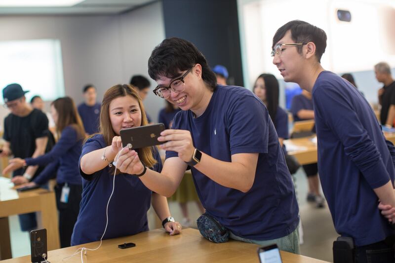 epa06218796 Apple Store staff use the company's new iPhone 8 at an Apple Store in Hong Kong, China, 22 September 2017. Apple released its new Apple Watch 3 and iPhone 8 and 8 Plus in Hong Kong on 22 September.  EPA/JEROME FAVRE