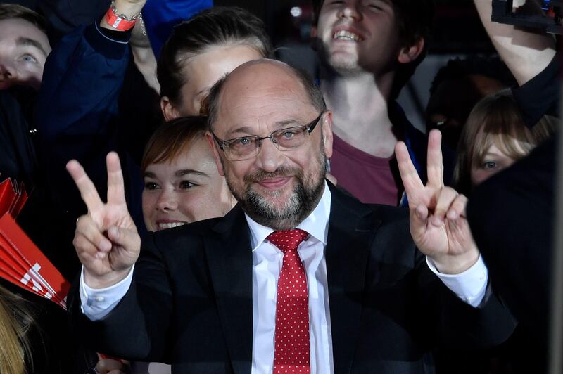 Social Democrats Party (SPD) leader and candidate for Chancellor Martin Schulz gives the victory sign during an election campaign rally of the SPD at Gendarmenmarkt square in Berlin, on September 22, 2017. 
Germany goes Germany goes to the polls for parliamentary elections on September 24, 2017.  / AFP PHOTO / John MACDOUGALL