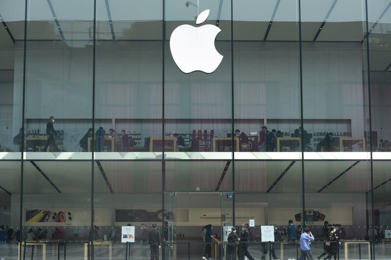 People wearing face masks following the coronavirus disease (COVID-19) outbreak are seen at an Apple store as the new iPhone SE goes on sale, in Hangzhou, Zhejiang province, China April 24, 2020. China Daily via REUTERS  ATTENTION EDITORS - THIS IMAGE WAS PROVIDED BY A THIRD PARTY. CHINA OUT.