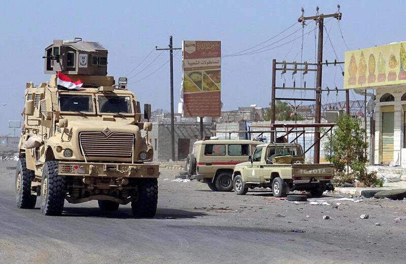 epa07167657 Yemeni pro-government forces patrol at a road during a truce in the port city of Hodeidah, Yemen, 15 November 2018.  According to reports, Yemeni pro-government forces backed by the Saudi-led coalition have suspended their offensive on the Houthis-controlled port city of Hodeidah amid international calls to return to dialogue with the Houthi rebels.  EPA/STRINGER