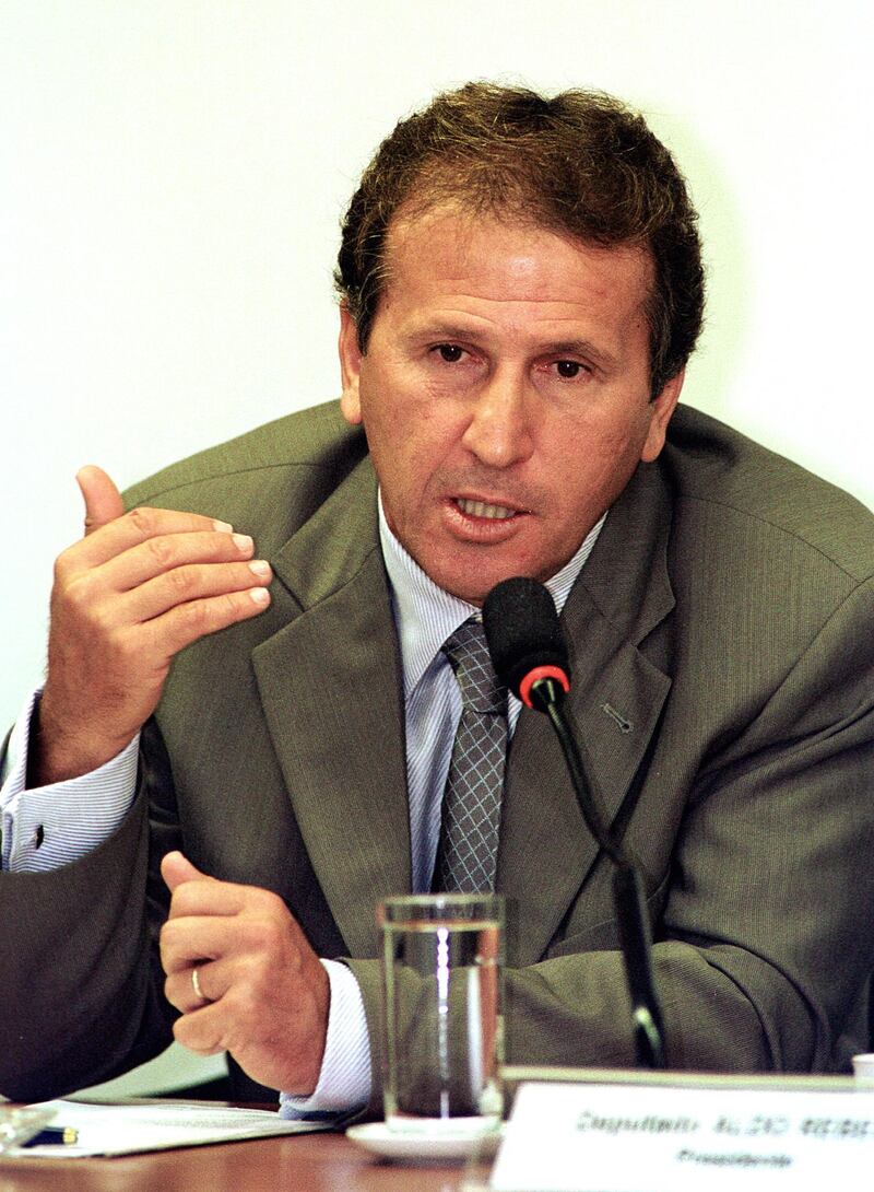 Former Brazilian soccer star Arthur Antunes Coimbra, called Zico, talks to the press 27 March 2001 in the National Congress in Brasilia, Brazil.
El ex astro del futbol brasileno Arthur Antunes Coimbra, apodado Zico, brinda declaraciones, el 27 de marzo de 2001, en el Congreso Nacional en Brasilia, Brasil. Zico declaro acerca de las leyes de transferencia de jugadores entre clubes brasilenos y extranjeros en una comision parlamentaria que investiga la venta de jugadores brasilenos al exterior.  AFP PHOTO / Evaristo SA (Photo by EVARISTO SA / AFP)