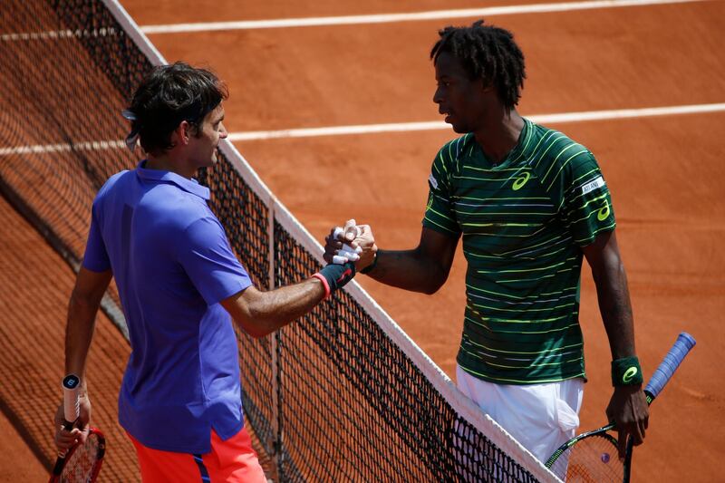 Switzerland's Roger Federer (L) shakes hands with France's Gael Monfils after winning their men's fourth round match of the Roland Garros 2015 French Tennis Open in Paris on June 1, 2015.   AFP PHOTO / KENZO TRIBOUILLARD (Photo by KENZO TRIBOUILLARD / AFP)