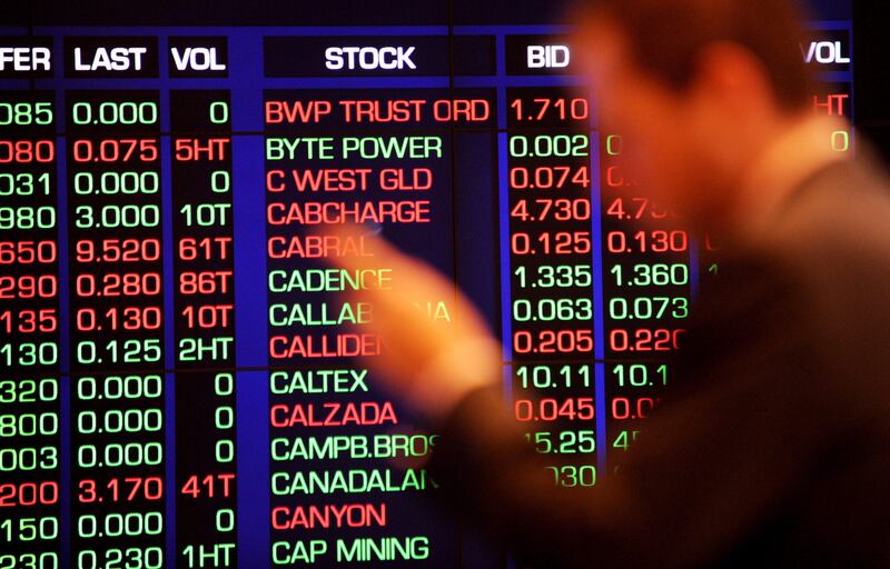 epa02855408 A city office worker watches the share market prices at the Australian Stock Exchange in Sydney, Australia, 05 August 2011. The Australian dollar is down almost two US cents as global markets continue to be pessimistic about the US economy and European government debt woes.  EPA/TRACEY NEARMY AUSTRALIA AND NEW ZEALAND OUT *** Local Caption ***  02855408.jpg