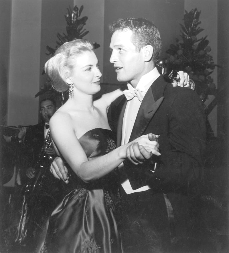 Married American actors Paul Newman and Joanne Woodward share a dance as Woodward holds her Best Actress Oscar statuette, during the Academy Awards party at the Beverly Hilton, Beverly Hills, California, March 26, 1958 . Woodward won the award for her starring role in the film, 'The Three Faces Of Eve,' directed by Nunnally Johnson. (Photo by Darlene Hammond/Getty Images) 