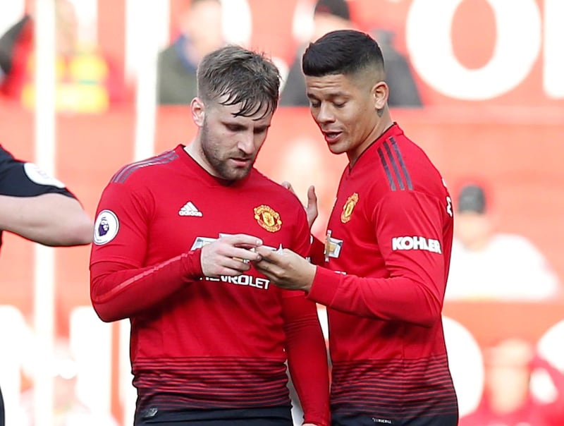 Manchester United's Luke Shaw and Marcos Rojo read a note from manager Ole Gunnar Solskjaer. Reuters