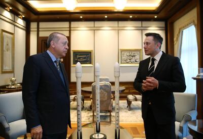 Turkish President Recep Tayyip Erdogan (L) speaks with the founder of US aerospace manufacturer and space transport services company SpaceX, Elon Musk during a meeting in Ankara on November 8, 2017, as they stand next to models of SpaceX rockets. / AFP PHOTO / STR