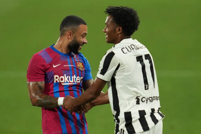 Memphis Depay of Barcelona and Juan Cuadrado of Juventus during the match.