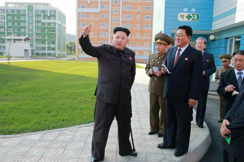 The missing North Korean leader Kim Jong-Un reappeared with a walking stick yesterday, at a housing complex in Pyongyang. AFP / Rodong Sinmun