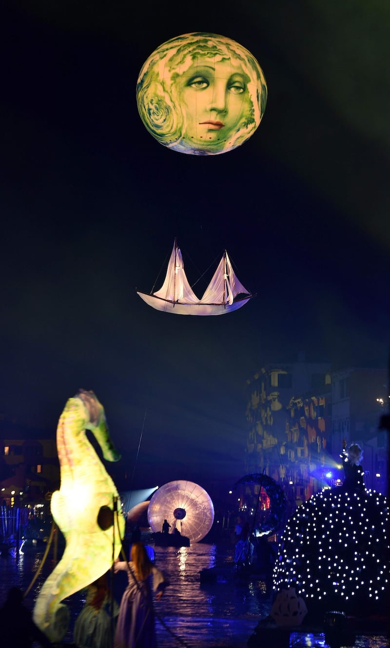 Artists perform during the " Tutta colpa della Luna ( Blame the Moon )" event in the  Rio di Cannaregio on February 16, 2019 in Venice, as part of the carnival.  The exhibition this team will celebrate the 50 anniversary of the Moon Landing, where floating structures transfer the theme of Carnival to the water. / AFP / Vincenzo PINTO
