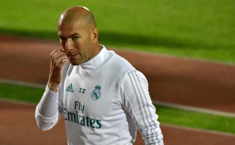 Real Madrid's French coach Zinedine Zidane walks on the pitch during a training session two days prior to their FIFA Club World Cup semi-final match at New York University Abu Dhabi's stadium in the Emirati capital on December 11, 2017. / AFP PHOTO / GIUSEPPE CACACE