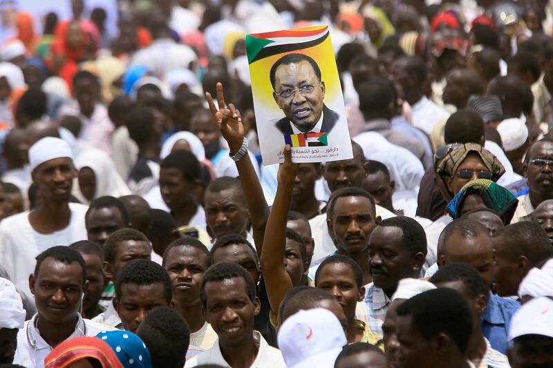 A supporter carries a picture of Chad President Idriss Deby during a Peace Process rally in Darfur, in Al Fashir capital of North Darfur on September 7, 2016. Reuters