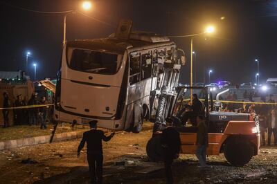 This picture taken on December 28, 2018 shows a tourist bus which was attacked being towed away from the scene, in Giza province south of the Egyptian capital Cairo.  Three Vietnamese holidaymakers and an Egyptian tour guide were killed December 28, 2018, when a roadside bomb blast hit their bus as it travelled close to the Giza pyramids outside Cairo, officials said. / AFP / Mohamed el-Shahed
