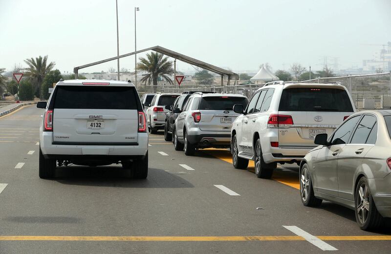 DUBAI, UNITED ARAB EMIRATES , August 9 – 2020 :- Traffic at the entrance of Ghantoot Covid testing site near the Dubai – Abu Dhabi border. (Pawan Singh / The National) For News/Online. Story by Shireena 