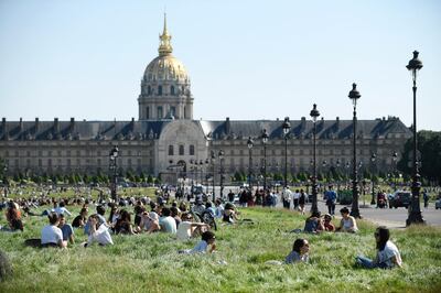 epa08428585 People enjoy the sun in front of the Hotel des Invalides during the first week end after two months of strict lockdown in Paris, France, 17 May 2020. France began a gradual easing of its lockdown measures and restrictions amid the COVID-19 pandemic.  EPA/Julien de Rosa