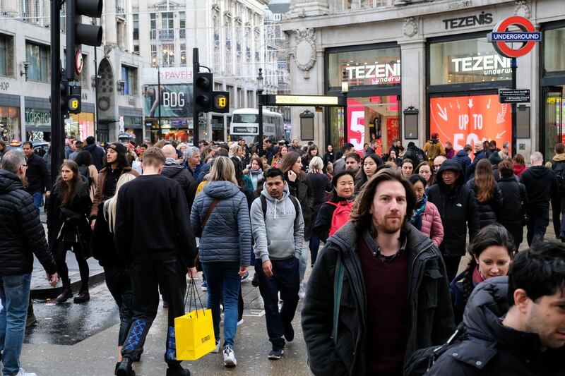 LONDON, UNITED KINGDOM  DECEMBER 21, 2019 - Christmas shoppers on Oxford Street on the last weekend before Christmas- PHOTOGRAPH BY Matthew Chattle / Barcroft Media (Photo credit should read Matthew Chattle / Barcroft Media via Getty Images)