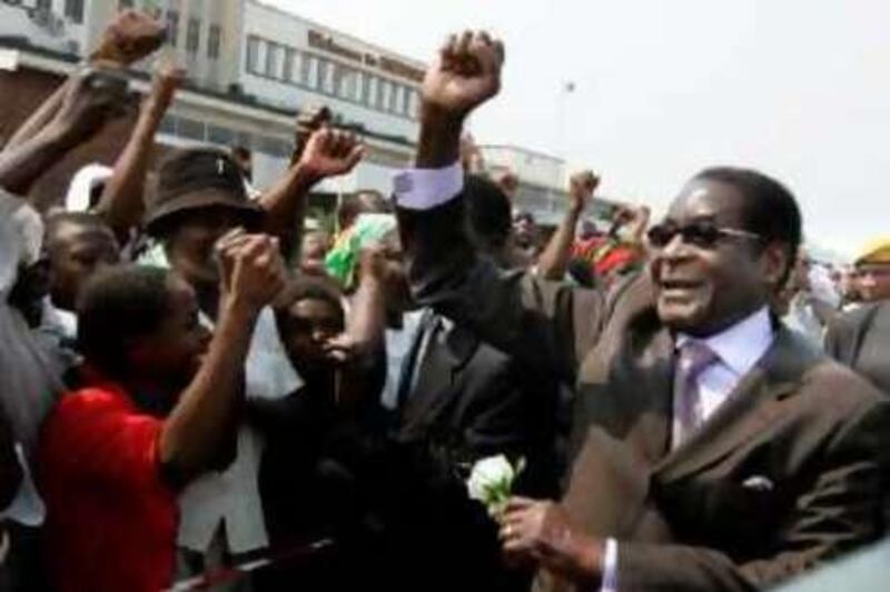 Zimbabwe President Robert Mugabe arrives at Harare airport, September 29, 2008, after attending the U.N. general assembly in New York. REUTERS/Philimon Bulawayo (ZIMBABWE) *** Local Caption ***  AFR05_ZIMBABWE_0929_11.JPG