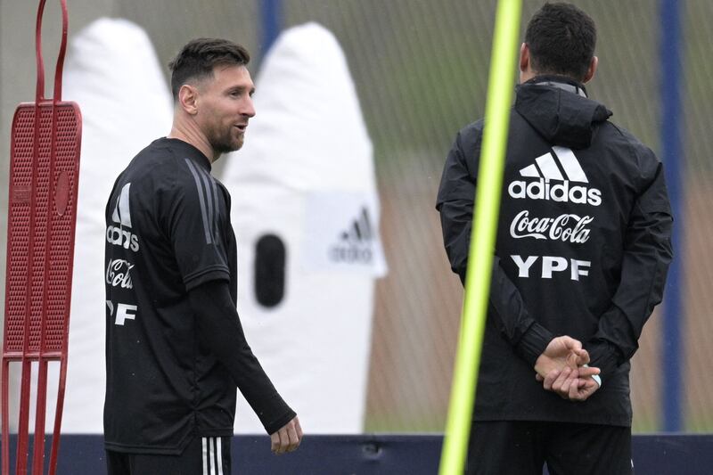 Messi (L) talks to coach Lionel Scaloni during a training session in Ezeiza, Buenos Aires province, on the eve of a World Cup qualifier against Peru. AFP