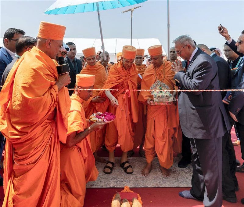 Swamishri performs inaugural rituals of the residence of the Shri P.D. Patel family
