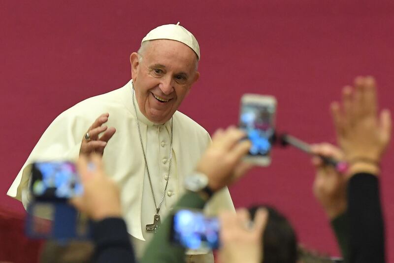 Pope Francis waves to the faithful during an audience for the participants to the International Meeting of Choirs on November 24, 2018 at Paul VI hall in the Vatican. / AFP / Tiziana FABI
