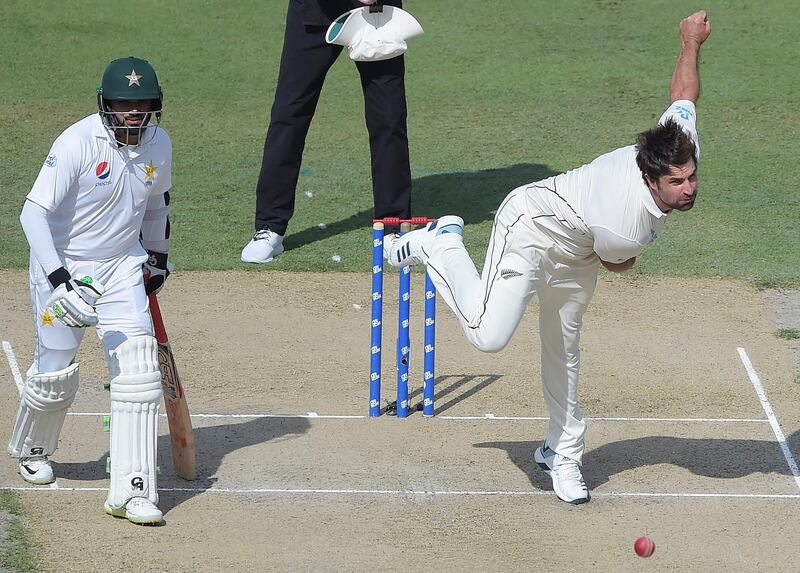 New Zealand bowler Colin de Grandhomme (R) delivers the ball as Pakistani batsman Azhar Ali looks on during the first day of the second Test cricket match between Pakistan and New Zealand at the Dubai International Stadium in Dubai on November 24, 2018. / AFP / AAMIR QURESHI

