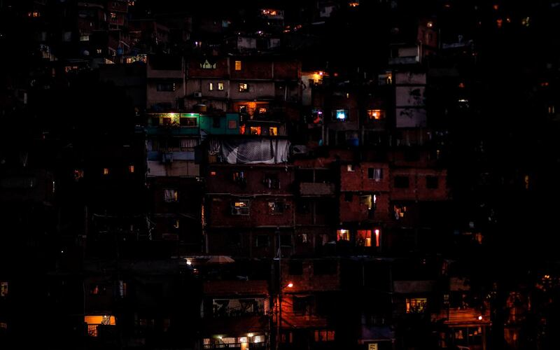 Partial view of the neighborhood Petare hill -where electric power has been restored- on March 10, 2019, during the third day of a massive power outage which has left the capital and much of the country without communications, water and electricity.  The unprecedented power outage threatens to extend indefinitely, increasing distress for the severe political and economic crisis hitting the oil-rich South American nation. / AFP / Juan BARRETO
