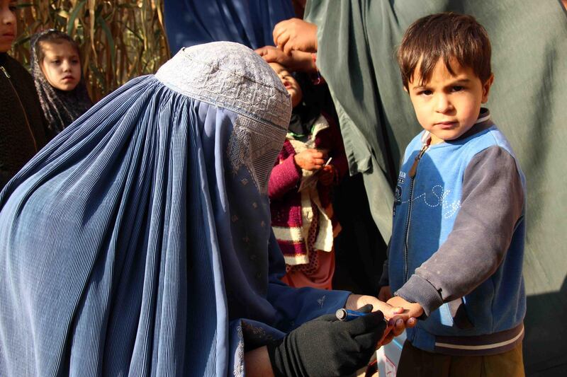 epa08087774 Afghan health workers administer polio vaccination to children in Kandahar, Afghanistan, 23 December 2019. Since the beginning of this year (2019), the number of polio cases in Afghanistan has risen to 26,9 incidents in Uruzgan, 5 incidents in Helmand,  5 incidents in Kandahar, two in Paktika, one in Kunar, one incidents in Nangarhar, Badghis, Baghlan and in Farah provinces.  EPA/MUHAMMAD SADIQ
