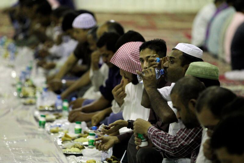 Labourers gather during their first iftar, or breaking-fast, meal during the Muslim fasting month of Ramadan at an iftar tent in Riyadh July 10, 2013. REUTERS/Faisal Al Nasser (SAUDI ARABIA - Tags: RELIGION FOOD SOCIETY) *** Local Caption ***  RIY02_RIYADH-_0710_11.JPG