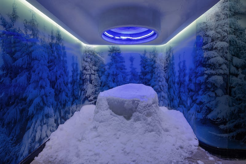 Along wit the spa and sauna, there is a snow room for cold treatments