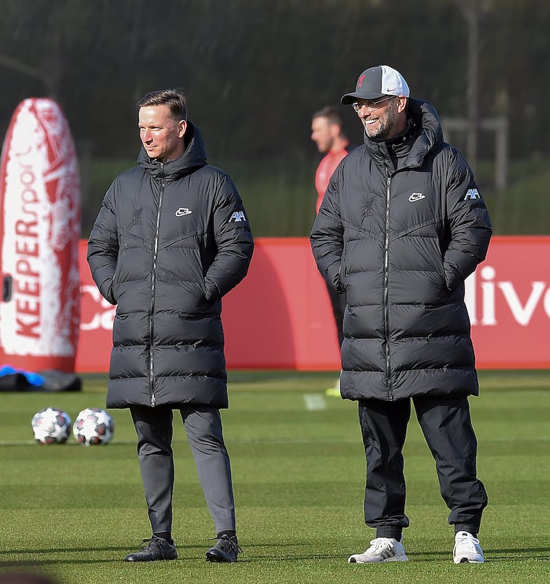 KIRKBY, ENGLAND - APRIL 13: (THE SUN OUT. THE SUN ON SUNDAY OUT)  Pepijn Lijnders and Jurgen Klopp manager of Liverpoolduring a training session at AXA Training Centre on April 13, 2021 in Kirkby, England. (Photo by John Powell/Liverpool FC via Getty Images)
