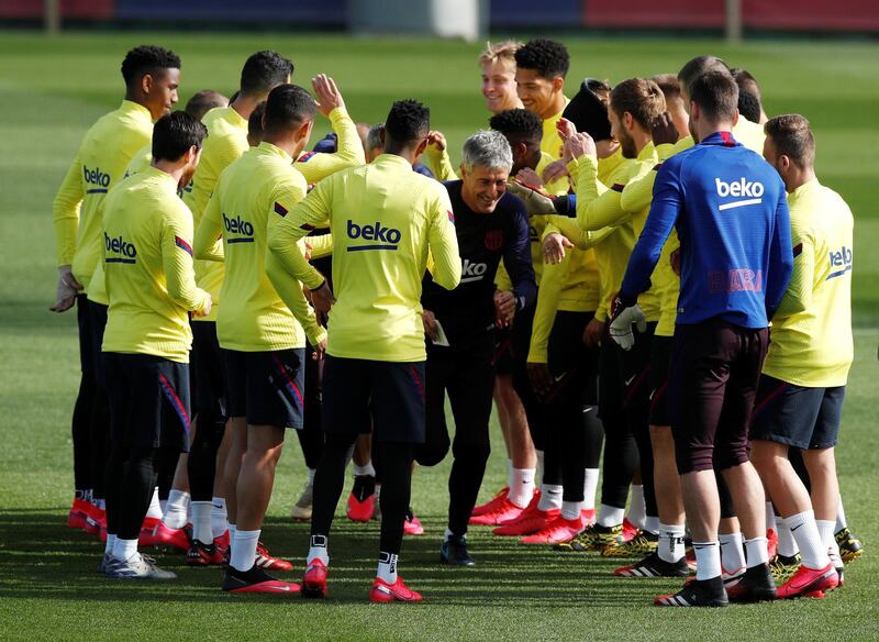 Barca coach Quique Setien with the players.