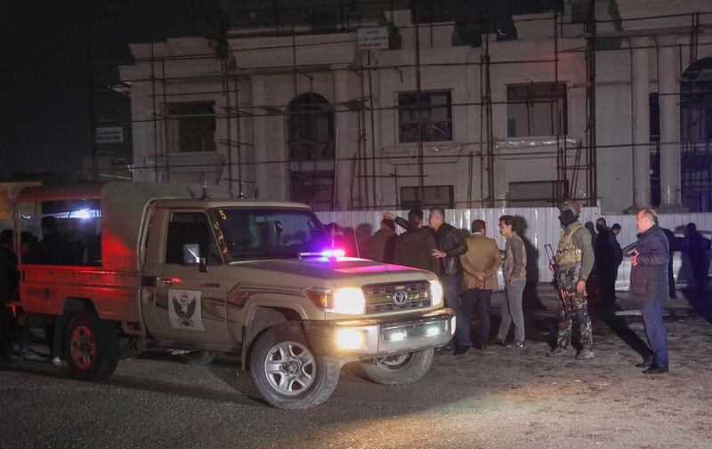 Security forces gather following a rocket attack in Arbil, the capital of the northern Iraqi Kurdish autonomous region, on February 15, 2021. A volley of rockets targeted the Kurdish regional capital in northern Iraq late today, authorities said, as security sources confirmed that at least one hit a military complex hosting US-led coalition troops. / AFP / SAFIN HAMED
