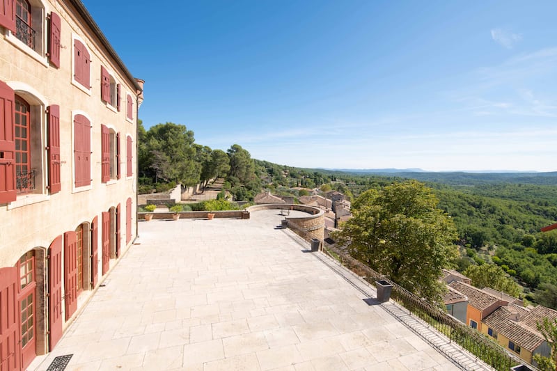 Views from the property extend over Sainte Victoire, the Sainte Baume and the Mont Faron