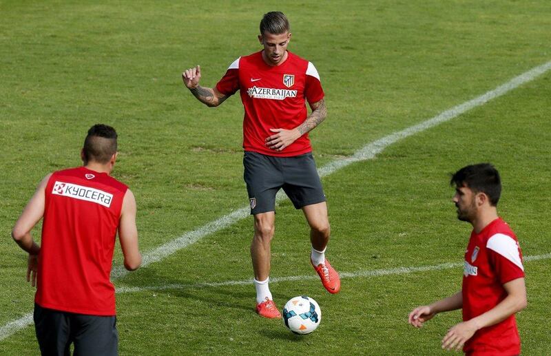 Atletico Madrid defender Toby Alderweireld, centre, during the training of the team held at Majadahonda Sports City in Madrid, Spain on May 1, 2014. Atletico Madrid are closing in on their first Primera Liga title in 18 years. EPA/JUAN CARLOS HIDALGO