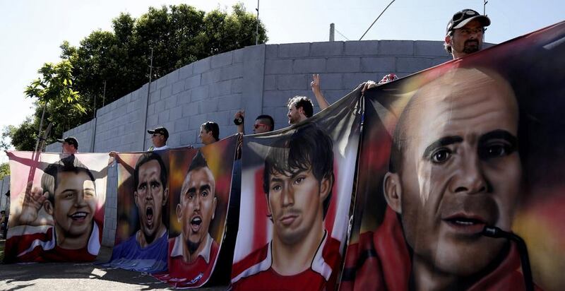 Fans of Chile’s national soccer team wait for the start of a training session at Toca da Raposa II in Belo Horizonte June 27, 2014. Leonhard Foeger / Reuters    