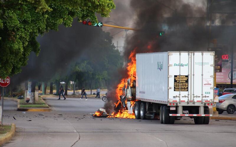 A truck burns in a street of Culiacan, state of Sinaloa, Mexico, on October 17, 2019.  Heavily armed gunmen in four-by-four trucks fought an intense battle against Mexican security forces Thursday in the city of Culiacan, capital of jailed kingpin Joaquin "El Chapo" Guzman's home state of Sinaloa. / AFP / STR

