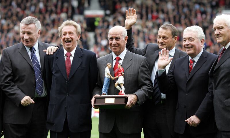 Former Manchester United player Sir Bobby Charlton (C) stands with former Tommy Smith, Dennis Law, Roger Hunt, Ian Callaghan and Bill Foulkes before their Premiership match against Liverpool at Old Trafford in 2006. AFP