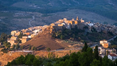 M5D45N A view of the village of Sambuca di Sicilia, Italy. Sambuca di Sicilia is a municipality in the Province of Agrigento in the Italian region Sicily, lo