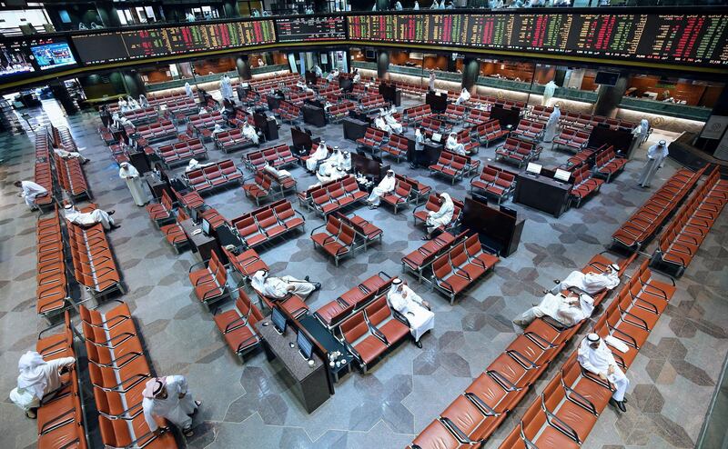 Kuwaiti traders follow stock market activity as they sit in the main hall at the Kuwait Stock Exchange (Boursa) headquarters in Kuwait City on August 24, 2017. / AFP PHOTO / Yasser Al-Zayyat