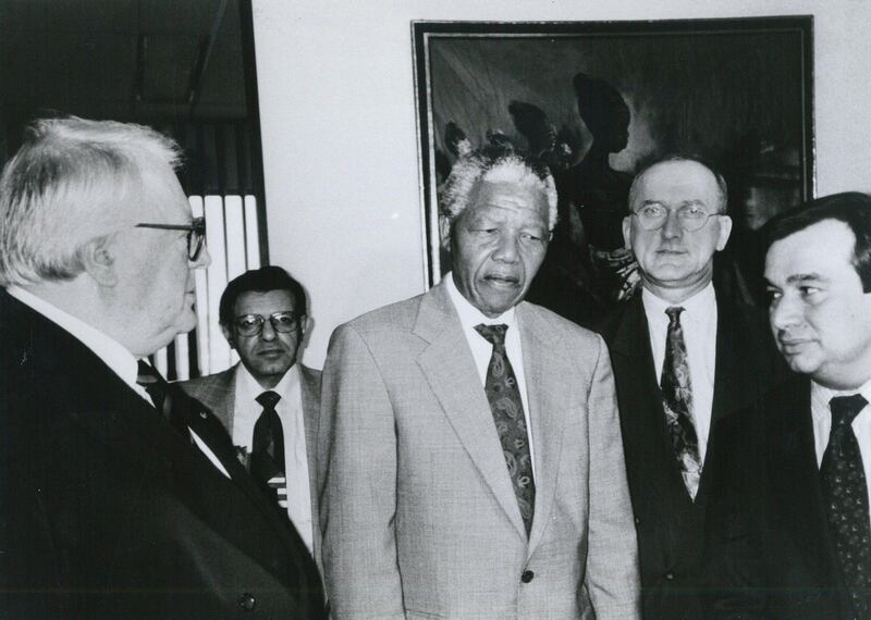 This handout picture taken on December 1993  in South Africa and obtained on June 7, 2013 from the Fondation Jean-Jaures shows former French Prime Minister Pierre Mauroy (L) speaking with South African President Nelson Mandela (C) during a meeting. Mauroy has died at the age of 84 years, the Foreign Affairs minister announced on June 7, 2013. Mauroy underwent a lung tumour operation in April 2012. A right, Michel Thauvin, former French MP and Fondation Jean-Jaures' treasurer.  AFP PHOTO / FONDATION JEAN JAURES

