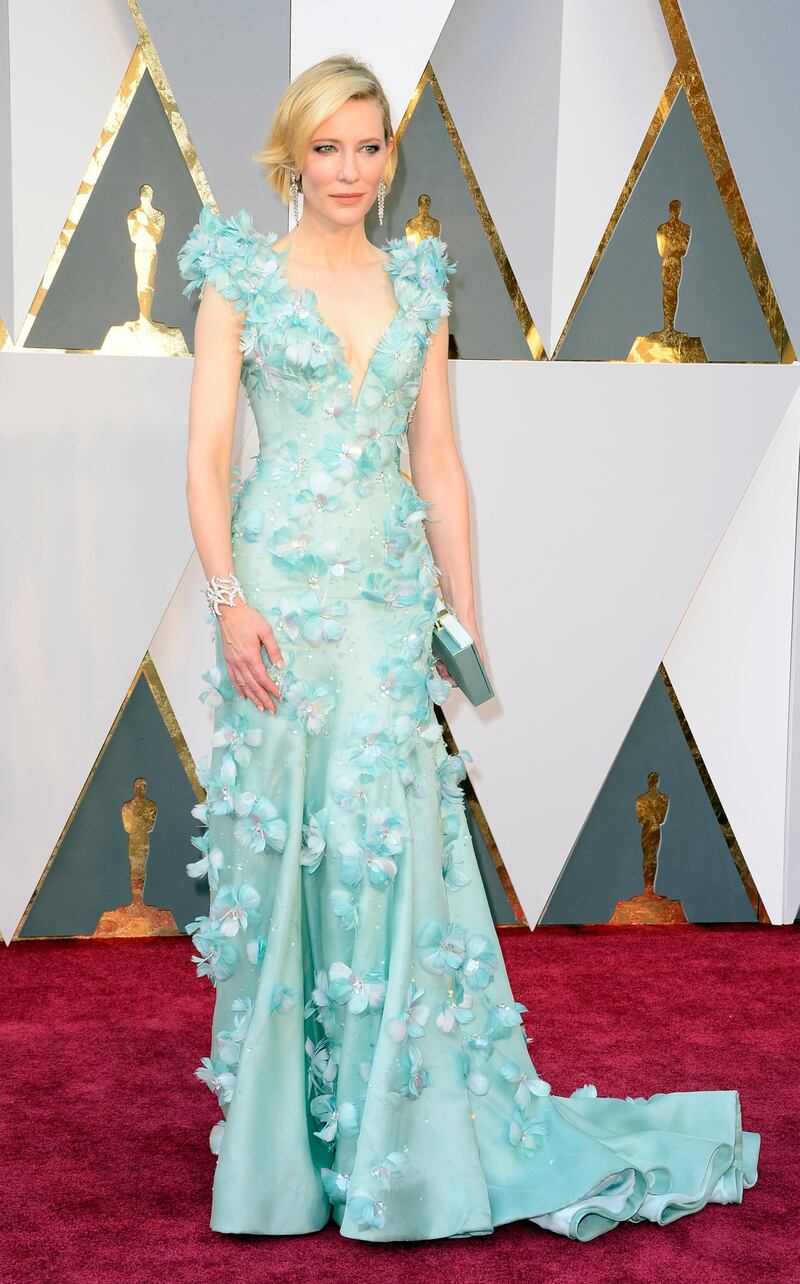 epa05186260 Cate Blanchett arrives for the 88th annual Academy Awards ceremony at the Dolby Theatre in Hollywood, California, USA, 28 February 2016. The Oscars are presented for outstanding individual or collective efforts in 24 categories in filmmaking.  EPA/MIKE NELSON