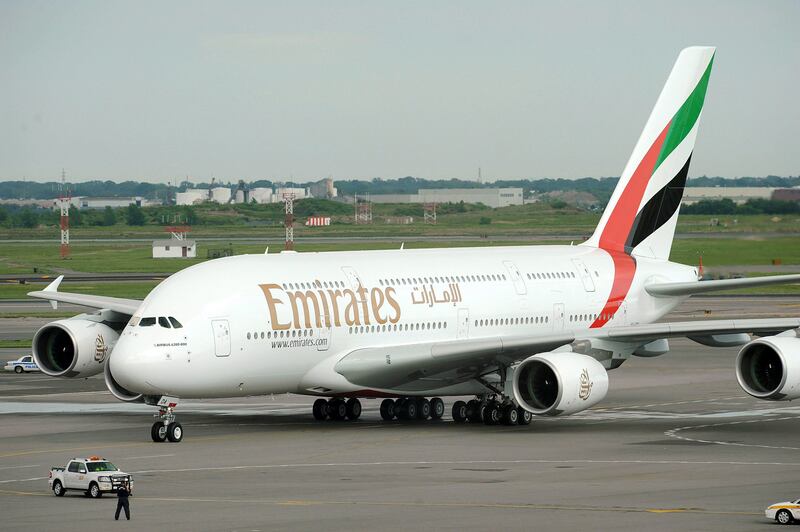 (FILES) File picture dated August 1, 2008 shows an Emirates Airline flight from Dubai landing at John F. Kennedy International Airport in New York. Dubai-based airline Emirates announced on September 8, 2008 that it is suspending flights using its lone Airbus A380 superjumbo until later this week while repairs are carried out. AFP PHOTO/Stan HONDA *** Local Caption ***  251938-01-08.jpg