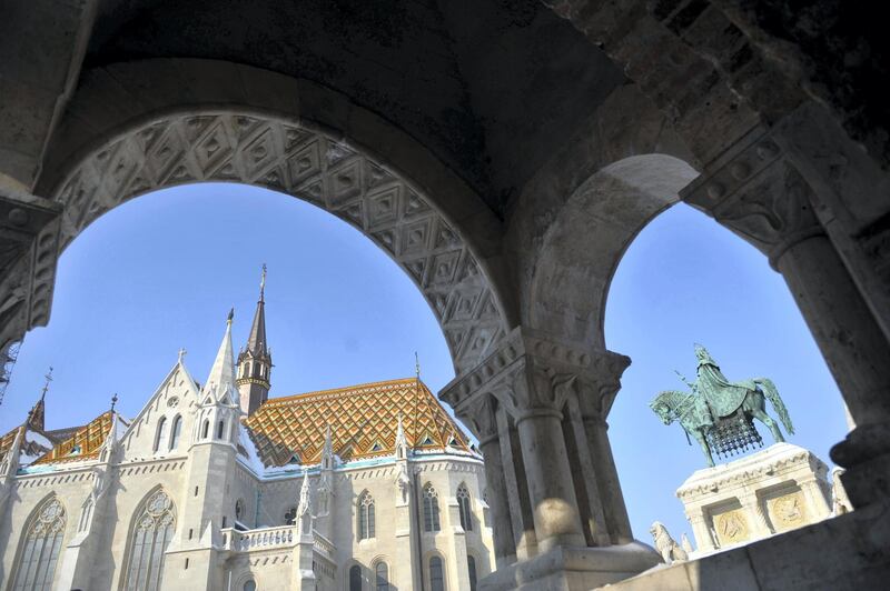 A picture is taken on February 8, 2010 shows the Matthias Church and the statue of the first Hungarian king, St. Istvan (Stephan), on top of the hill of Buda Palace in the Hungarian capital Budapest.  AFP PHOTO / ATTILA KISBENEDEK / AFP PHOTO / ATTILA KISBENEDEK