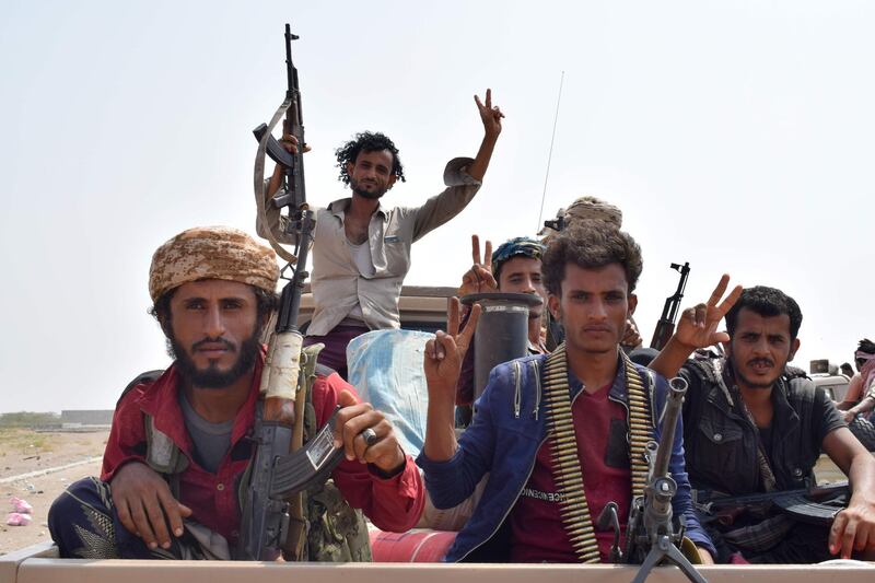 Yemeni pro-government forces advance towards the port city of Hodeida, controlled by Huthi rebels, as they continue to battle for the control of the city, on November 6, 2018.  Five days of battles between Iran-linked Huthi rebels and the army, allied with a regional military coalition led by Saudi Arabia, have left more than 150 combatants dead in the Red Sea province of Hodeida. / AFP / STRINGER

