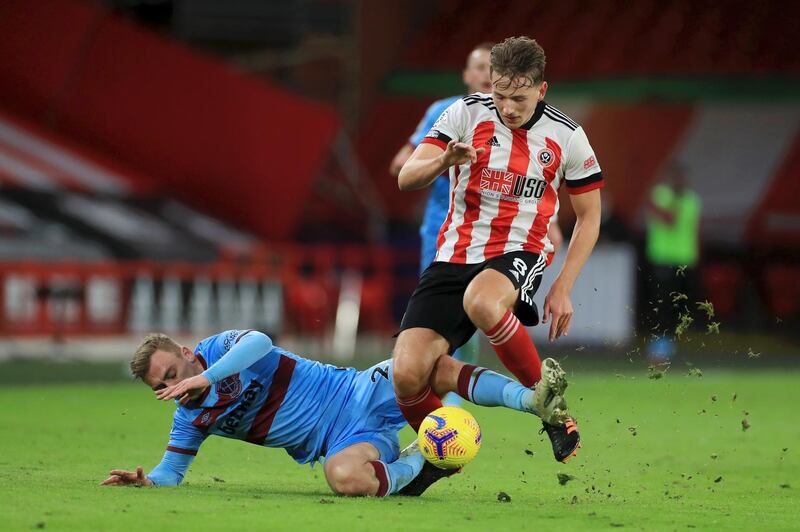SHEFFIELD, ENGLAND - NOVEMBER 22: Jarrod Bowen of West Ham United battles for possession with Sander Berge of Sheffield United during the Premier League match between Sheffield United and West Ham United at Bramall Lane on November 22, 2020 in Sheffield, England. Sporting stadiums around the UK remain under strict restrictions due to the Coronavirus Pandemic as Government social distancing laws prohibit fans inside venues resulting in games being played behind closed doors. (Photo by Mike Egerton - Pool/Getty Images)