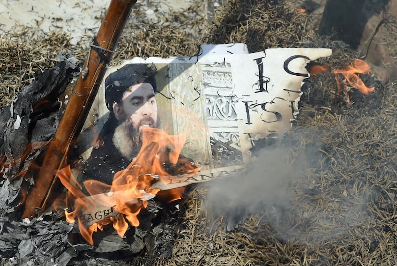 Indian Shiite Muslim demonstrators burn an effigy of the Islamic State group (ISIS) leader Abu Bakr al-Baghdadi during a protest in New Delhi on June 9, 2017. - Indian Shiite Muslims are protesting against twin attacks by ISIS on Iran's parliament and the tomb of the republic's revolutionary founder. (Photo by Prakash SINGH / AFP)