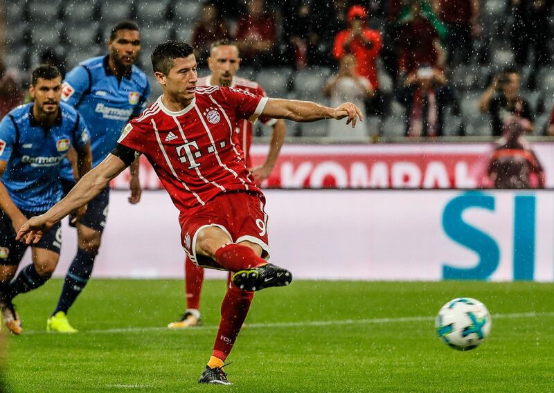 epa06150569 Bayern's Robert Lewandowski score the 3-0 lead from the penalty spot during the German Bundesliga soccer match between FC Bayern Munich and Bayer 04 Leverkusen in Munich, Germany, 18 August 2017.  EPA/RONALD WITTEK (EMBARGO CONDITIONS - ATTENTION: Due to the accreditation guidelines, the DFL only permits the publication and utilisation of up to 15 pictures per match on the internet and in online media during the match.)