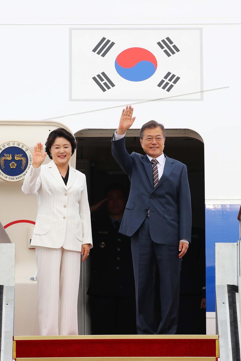 epa06753878 South Korean President Moon Jae-in (R) and first lady Kim Jung-sook wave to well-wishers before leaving for Washington from Seoul Airport, just south of Seoul, South Korea, 21 May 2018. Moon will meet with US President Donald J. Trump as North Korea's denuclearization efforts became uncertain due to Pyongyang's abrupt suspension of high-level talks with Seoul and threats to call of its summit with the US.  EPA/YONHAP SOUTH KOREA OUT