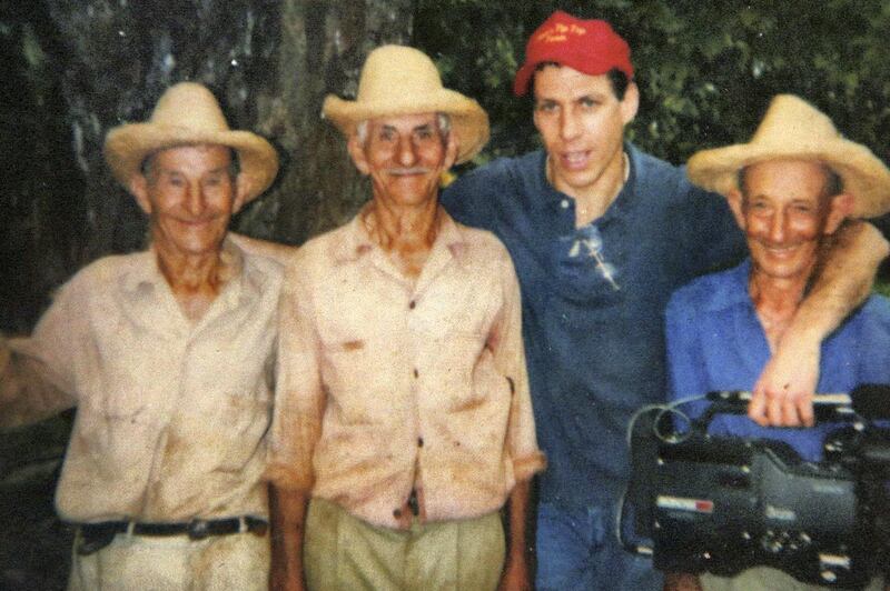 1990 - The Borrego brothers and Jon Alpert in Cuba and the Cameraman. Nagamitsu Endo / Netflix