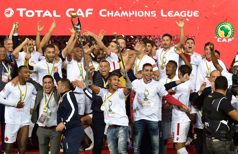 epa06309132 Wydad Casablanca players celebrate their victory after winning the last Confederation of African Football (CAF) league match between Wydad AC Casablanca and Al-Ahly SC at the Mohamed V Stadium in Casablanca, Morocco, 04 November 2017.  EPA/ABDELHAK SENNA